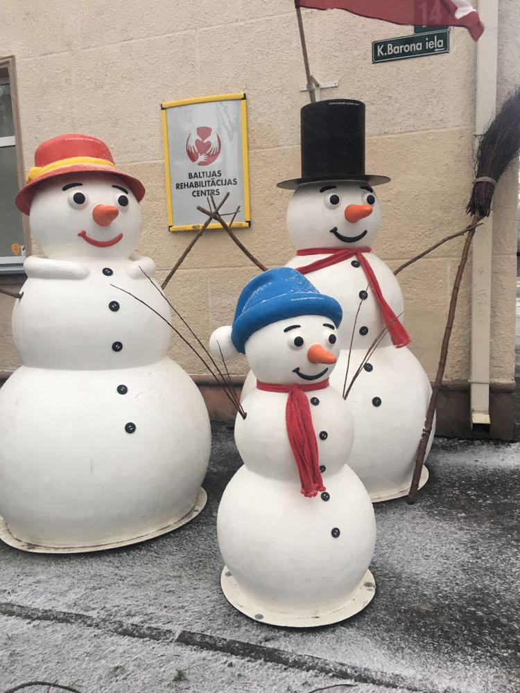 Sniegavīrs ar ģimeni Liepājā - visus mīļi gaidīs kādā pagalmā (K.Barona ielā 14)